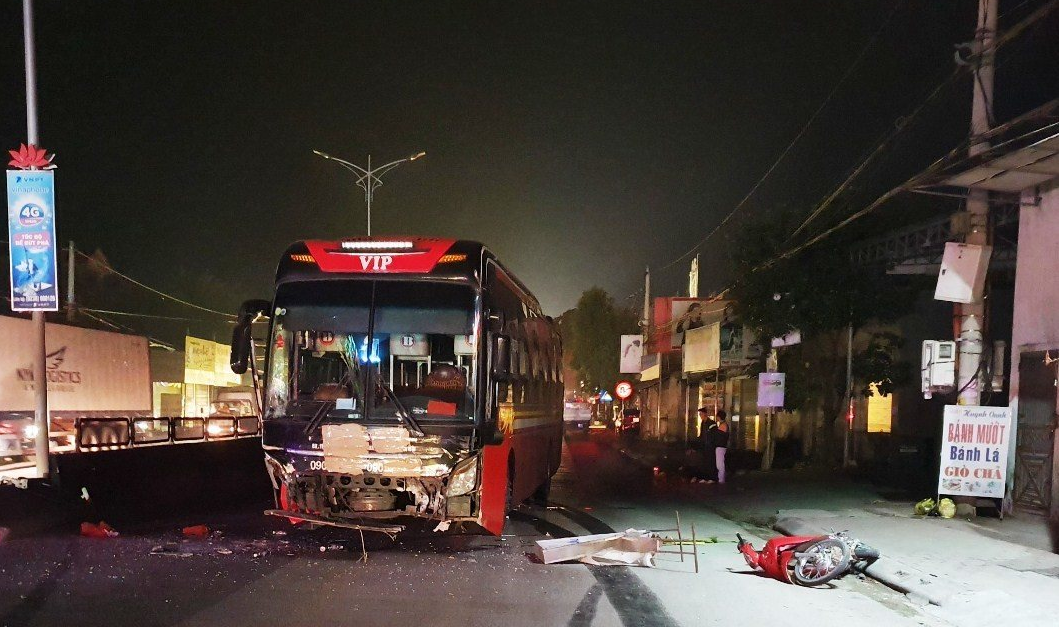 Xe khách va chạm xe máy, 3 người thương vong

